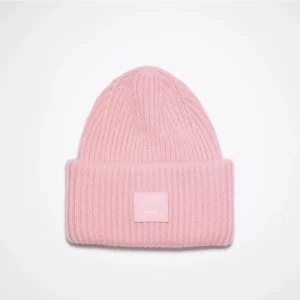 Acne mössa - Säljer en rosa ursnygg acne mössa då jag vill köpa en annan färg❤️Lånade bilder så skriv för egna 😍