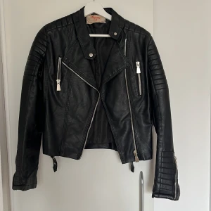 Chiquelle - Moto jacket black  - Storlek 42, fint skick. Vid fler eventuella frågor är det bara att skriva. Pris kan diskuteras vid snabb affär! 
