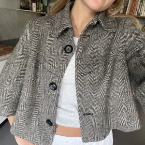 Trekvartsärmad jacka  - Säljer min sååå fina jacka med trekvartsärm! Passar till ALLT och har en så snygg passform! Köpare står för frakt❤️