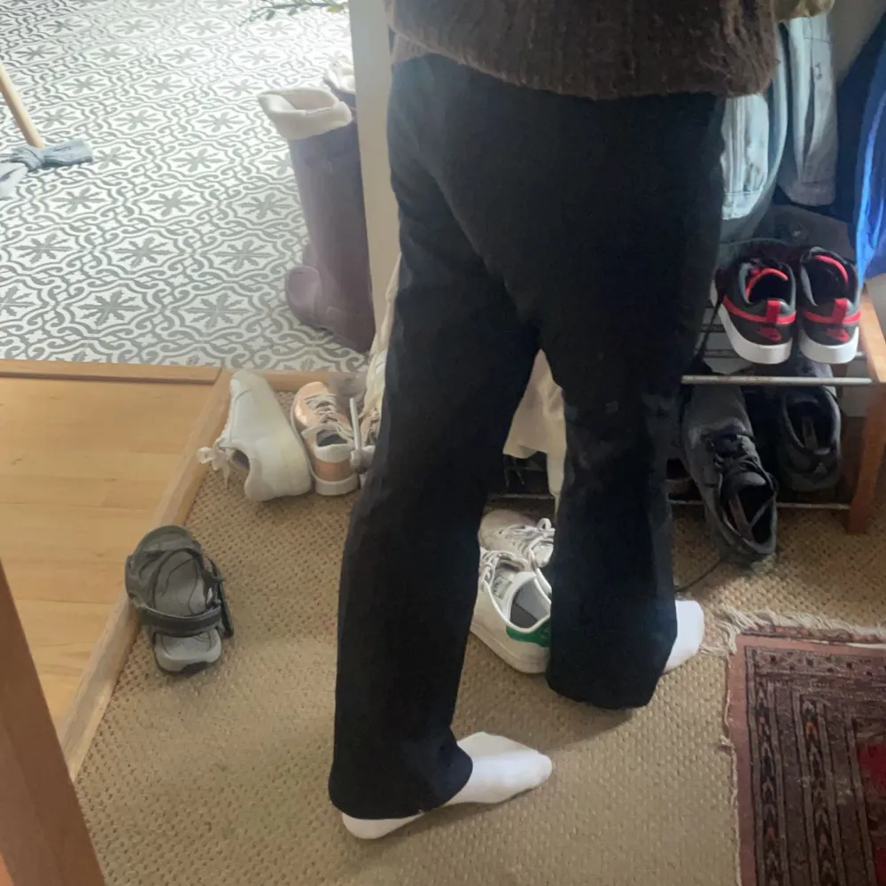 svarta bootcut kostymbyxor från bikbok💕säljer för är lite för stora för mej. Jeans & Byxor.