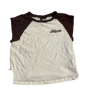 Topp  - En topp (tajt, kort T-shirt) i strl Xs från H&m, använt någon gång. (1-3 gånger)