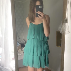 Volangklänning - Säljer min så fina klänning som passar perfekt till festtillfällen och sommaren! Så fin färg och har fått så mycket komplimanger för den ☺️☺️