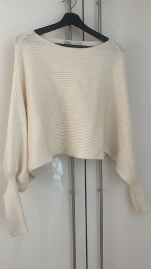 Super fin zara tröja  - Passar perfekt till finare tillställningar. Knappt använd och super skönt matrial💞
