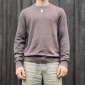 Riley tunnare tröja - Tjena! Säljer min grymt sköna tröja från Riley. Skick 8,5/10, dock ser den värre ut på bilden pga att den inte var struken. Hör av dig vid minsta lilla fundering och var inte rädd för att pruta!