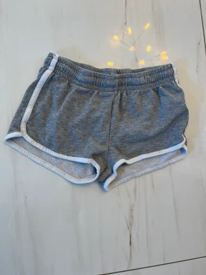 Hm shorts - Säljer dessa hm shorts som jag köpte för ett tag sen men knappast använt💕det står att det är från 13-14 år men passar mig som har strl S och är 16❤️ pris kan diskuteras 