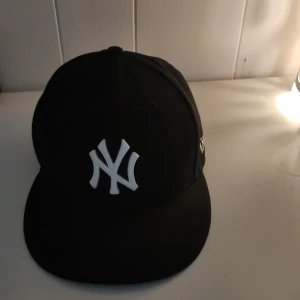 New era keps - Storlek 7-1/8 Knappt använd Nypris 500kr
