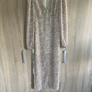 Beige blommig klänning 👗  - Superfin beige blommig klänning🫶🏻🔥 från Bikbok! Nästan helt ny😍😍pris går att diskutera!!