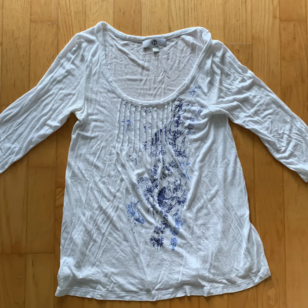 Jag säljer den här jättefina tröjan med blått tryck föreställande fjärilar och blommor🦋💐Köptes nån gång under tidiga 2000-talet av min mamma💕 Säljer för att den inte riktigt passar min stil💕. Toppar.