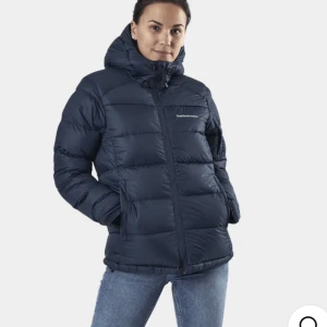 Peak jacka  - En mörkblå peak jacka🩷 den är i helt nyskick och inga defekter, nypris 3500+ använd ca en halv vinter 