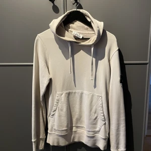 Stone island hoodie  - Säljer denna tröja eftersom den inte kommer till användning. Lappen vid nacken har börjat åka av men borde gå att lösa. Skick 8/10 kvitto finns köpt på nk storlek S