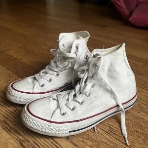 Converse vita - Säljer fina converse då de har blivit för små för mig. Skicket är använt men ändå fint, inte slitna eller några hål. 