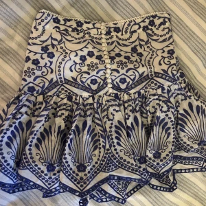 Mönstrad kjol - VÄRLDENS finaste kjol med värsta mamma Mia vibbarna juuu!!! Säljes pga alldeles för stor för mig🩵🩵