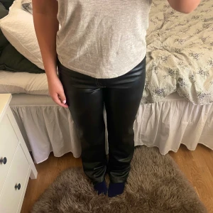 Skinnbyxor med sömmar - Såååå najs skinnbyxor från Zara!!🩷🩷 Synliga sömmar som påminner om de från eytys!! Säljer då de nästan aldrig har använts🩷🩷Storlek S men passar mig som är M också!