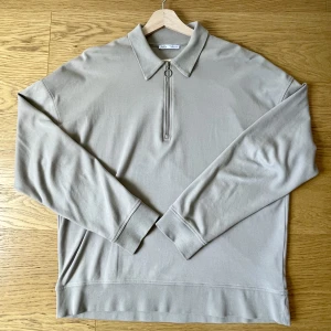 Tunn övertröja med krage  - Köpt från Zara & knappt använd. Passar fint med en vit skjorta under också om du öppnar kragen   Sitter lite oversized, är 183 & väger 67kg