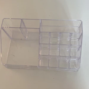 Sminkställ - Fint skick! Kom privat för fler bilder! Jag säljer då den inte används och passar mitt rum!