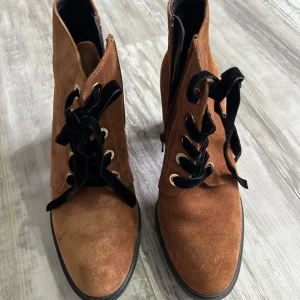 Ankelboots - Häftiga skor från högl aldrig använda. Klackan är 9 cm. Normal i storlek. 