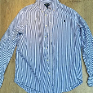 Ralph Laurent skjorta  - Ralph Laurent skjorta i nyskick  Använd 1 gång och har inga defekter Strlk S Nypris 1399: Mitt pris 599