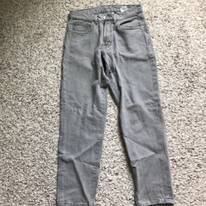 Ljus grå jeans valiente  - Valient jeans som är i färgen grå och i storleken xs vilket motsvarar om du e typ 160