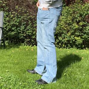 Asfeta bootcut jeans från Levis, modell 519. Inköpta på en vintagebutik i Berlin i somras. Helt flawless skick. Storleken är S, jag skulle uppskatta dem som W32 L32 (är 182 för referens).