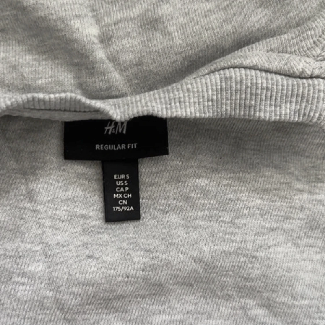 Grå tjocktröja  - 91