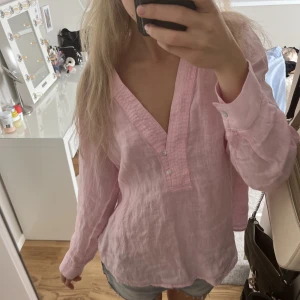 Rosa blus - En rosa blus i linne från Zara som e sjukt fin när man är lite brun! Jag säljer den pga att den inte används längre