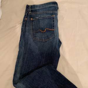 Säljer ett par fina ”7 for all mamkind” jeans i storlek 27. De är lågmidjade med snygg detalj på baksidan. 