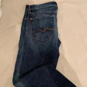 Säljer ett par fina ”7 for all mamkind” jeans i storlek 27. De är lågmidjade med snygg detalj på baksidan. 