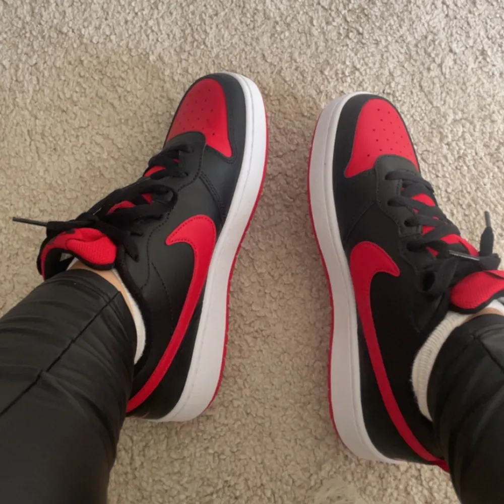 Svart röda Nike skor aldrig använda utomhus, de va för stora för mig så säljer de . Skor.