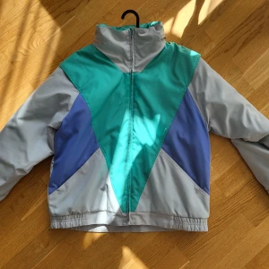 Äkta vintage 80-tals skid jacka - Köpt länge sen på secondhand, bra kvalité, man märker att den är sydd på 80 talet. Som ni kan se så är dragkedjan sönder längst nere, så man kan inte dra ner hela vägen. Jag har använt den som en slip on jacka, det fungerar. Priset nedsatt pga dragkedjan 