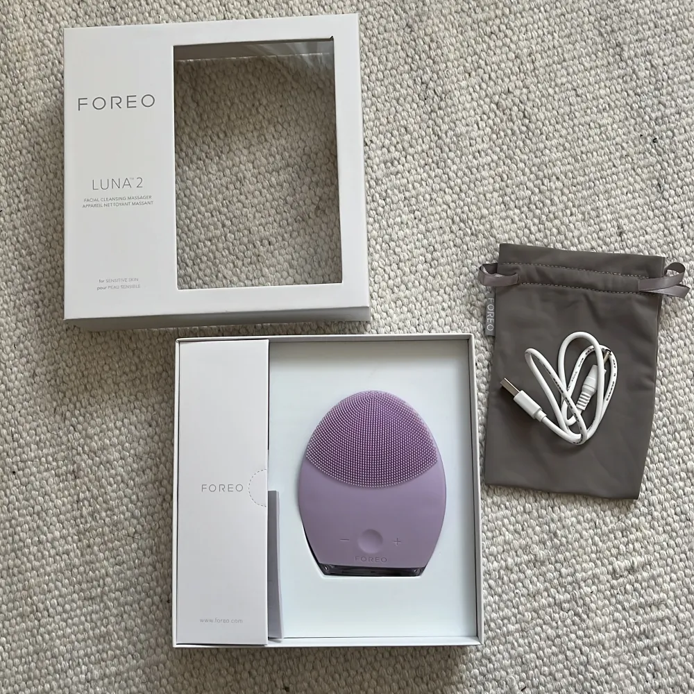 Foreo luna 2 för sensitive skin, endast använd fåtal gånger och säljer då jag föredrar annan rengörningsborste. . Övrigt.