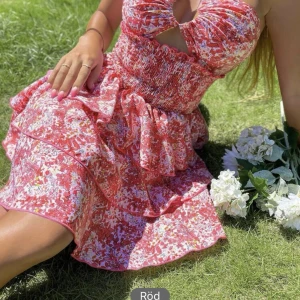 Blommig klänning - Säljer denna supersöta klänningen💖💕💞💗🩷💘❤️