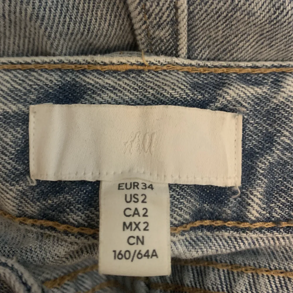 Jeans ifrån H&M i storlek 34💗säljer därför att de är för baggy för min smak, fina överlag. Typ helt oanvända💓köptes nya för ca 350kr, pris går att diskutera!. Jeans & Byxor.