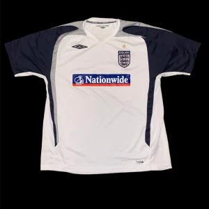 Vintage England Umbro Jersey - Riktigt fin Fotbollströja från mitten 00-talet. Den har använts sparsamt vilket märks på hur ren och fin den är. Perfekt att lägga till en Blokecore eller Y2K garderob. 