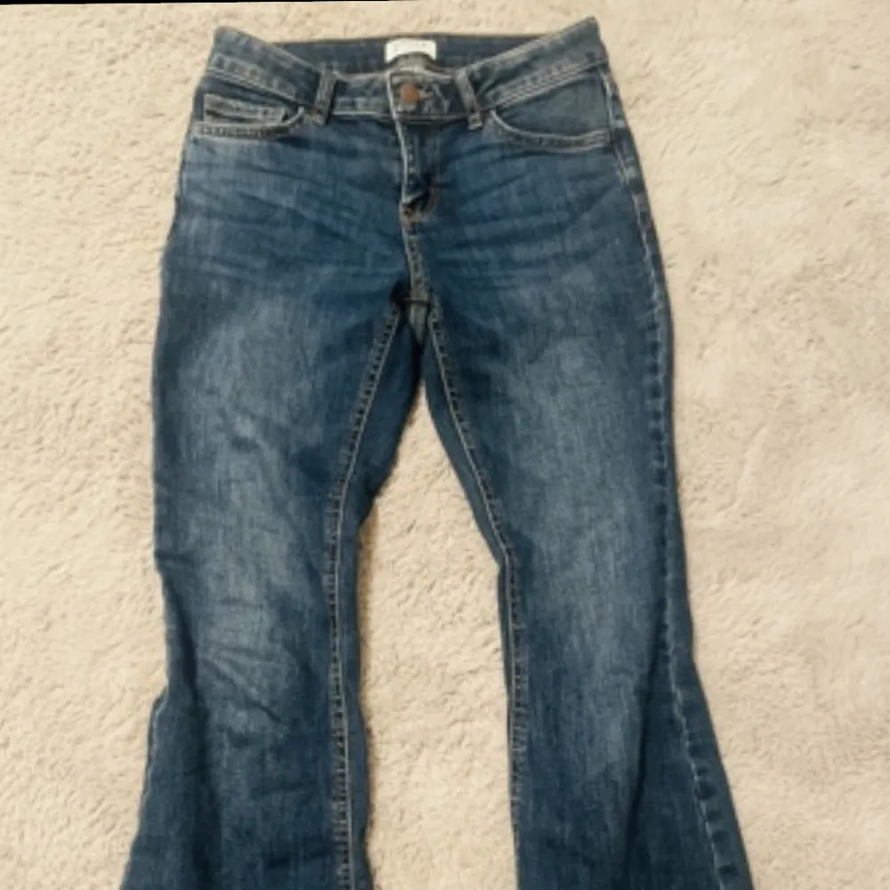 Jag säljer nu mina lågmidjade jeans från Lindex då jag inte längre kan ha dom! Jag har använt dom sparsamt och finns inga tecken på användning💓hör gärna av er vid frågor👌🛑TRYCK INTE PÅ KÖP NU🛑❤️. Jeans & Byxor.