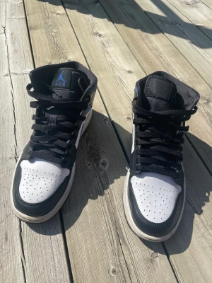 Jordan 1 mid - Jordan 1 mid White racer blue Bra skick Box finns och kvitto Nypris:2090kr St:43