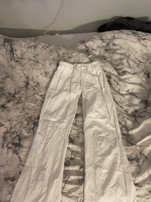 Säljer dessa låg midjade linne byxor 🥰🫶 - Säljer dessa låg midjade linne byxor som är för korta för mig, jag är 170 och det är st S men är mer som XXS/XS🥰❤️