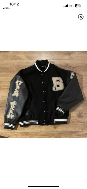 Varsity Jacka  - Storlek S men passar M och L. Täcken på slitage på vissa ställen men inget man tänker så mycket på