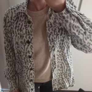 Leopard kappa - Säljer denna leopard kappa som endast är använd ett fåtal gånger. Märke: .Object