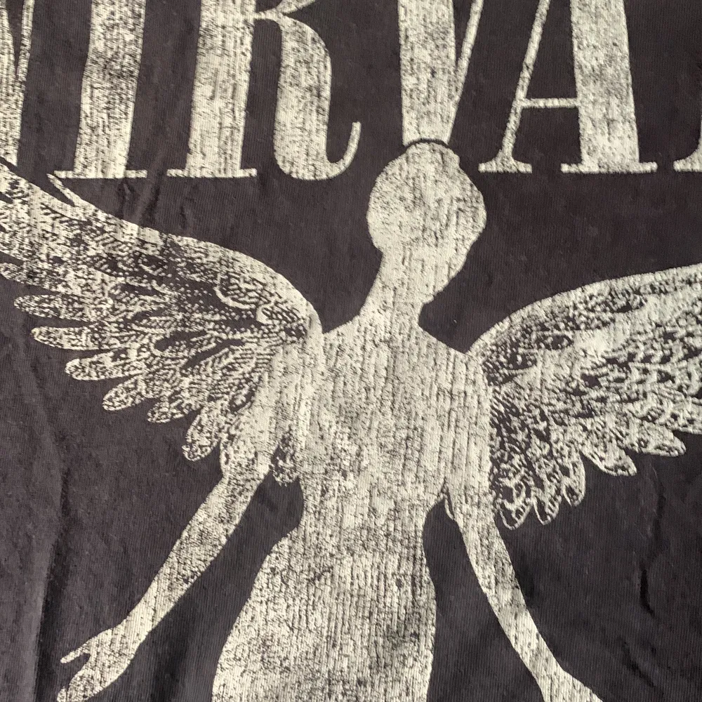 En t shirt från hm med nirvana tryck. Använd en del men väldigt fint skick 250kr nypris. T-shirts.