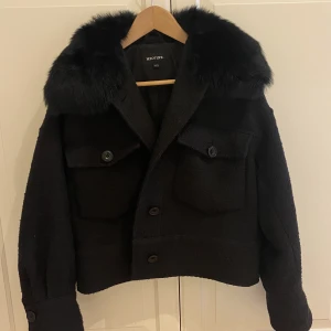 Meotine jacka - Säljer min fina Meotine jacka som är i jättefint skick,  förutom att en av knapparna var  lite lös, men det har jag fixat😊 Storlek XS/S