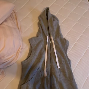 Hoodie utan armar  - Jätte skön hoodie använd typ 1 gång men jätte bra skick