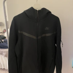 Nike tech fleece  - Sparsamt använd luvtröja från Nike, en liten fläck på backsidan av ena ärmen annars fel fri!🌸