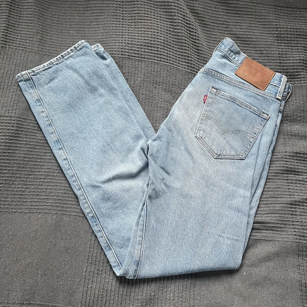 Säljer ett par Levis 501 jeans i riktigt fint skick. Jeansen är i regular fit och är i storlek 30/32. Hör av er vid frågor eller funderingar.. Jeans & Byxor.