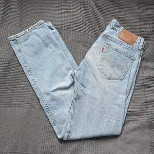 Säljer ett par Levis 501 jeans i riktigt fint skick. Jeansen är i regular fit och är i storlek 30/32. Hör av er vid frågor eller funderingar.