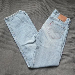 Levis 501 jeans - Säljer ett par Levis 501 jeans i riktigt fint skick. Jeansen är i regular fit och är i storlek 30/32. Hör av er vid frågor eller funderingar.