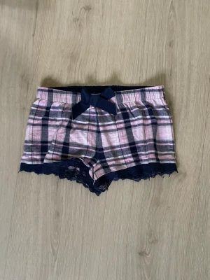 Pjamas - Gulliga pjamas shorts som knappt e använda. Säljer på grund av att de är för små
