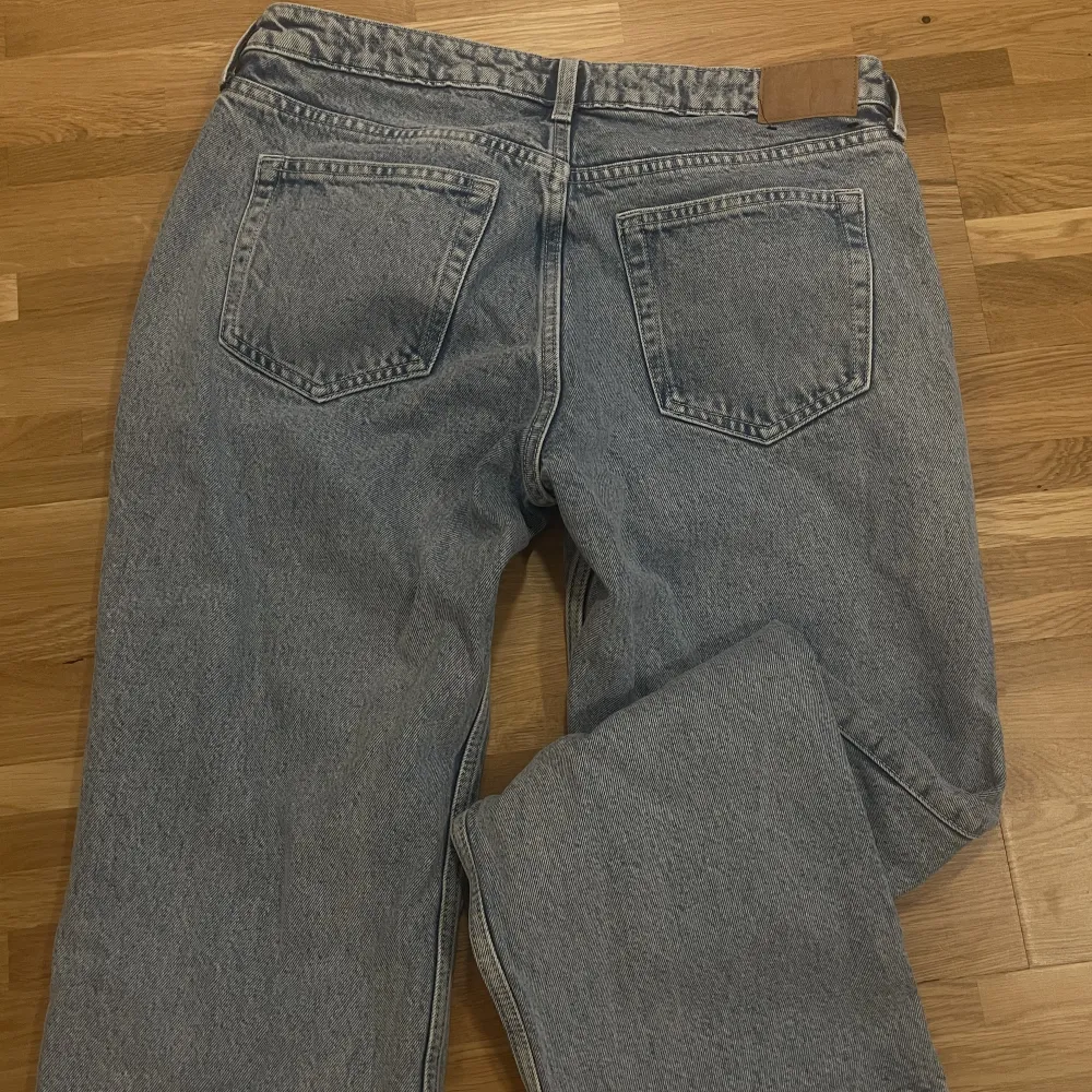 Helt oanvända jeans från weekday, ändast provade!🌸. Jeans & Byxor.