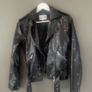 skinnjacka - Detta är en väldigt fin jacka ifrån NAKD och jag älskar denna jackan då det är få som har den! Den är storlek 34 och säljer den för 100+frakt! Priset kan diskuteras men säljer bara om jag får ett bra pris! Kontakta mig för fler bilder 😊💕