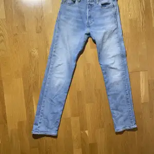 Levis 501 9/10 i skick. Fina ljusblåa Levis 501 som är väldigt sparsamt använda. Jag säljer de för att jag har växt ur de. Storleken är 29/32. Hör av er om ni har frågor eller vill ha mer bilder. 