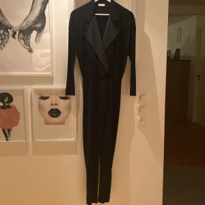 Jumpsuit Malene Birger  - Har bara använt denna snygga jumpsuit en ggn då den kändes för liten för mig. I nyskick. 